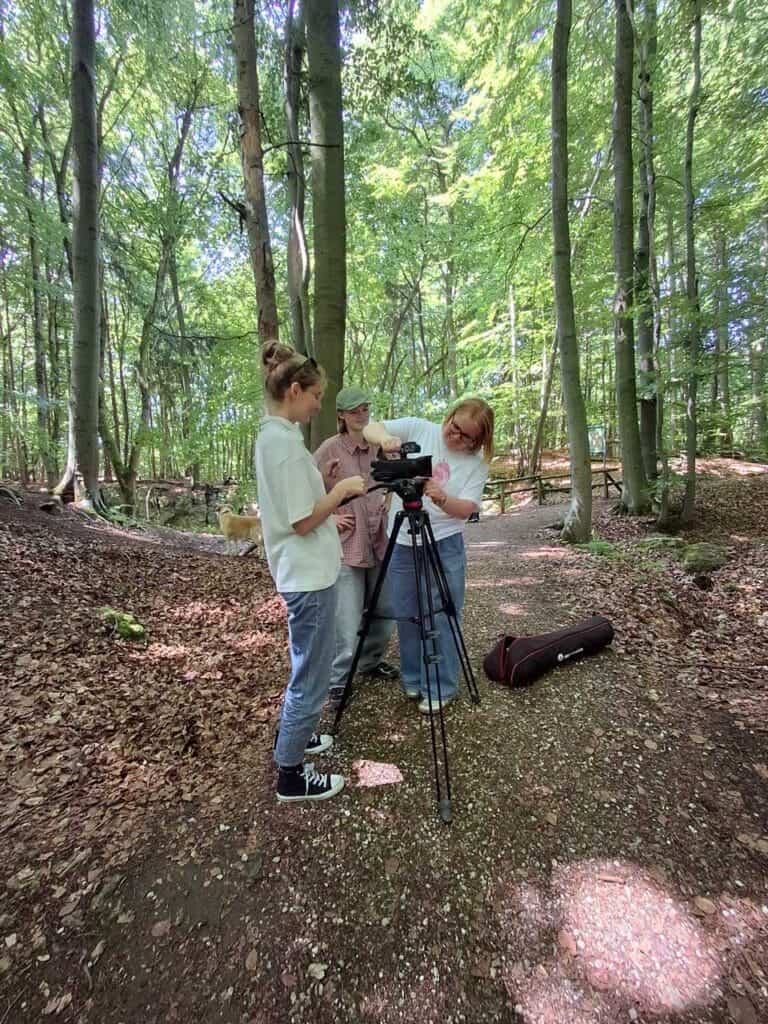 Menschen im Wald mit Kamera